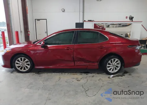 2022 Toyota Camry Le z USA, uszkodzony, nr VIN 4T1C11AK1NU675092
